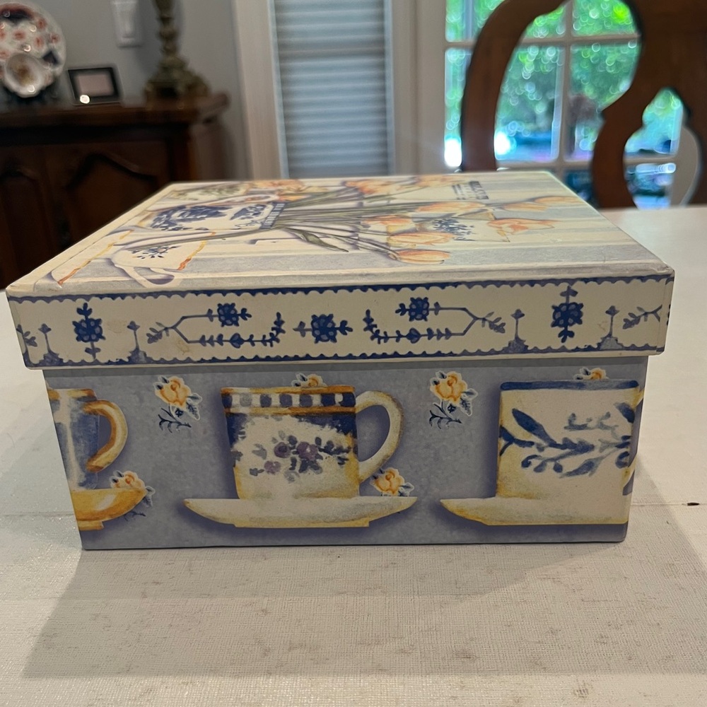Vintage blue and white teacup floral decorative box. Great for keepsakes! - Picture 4 of 8